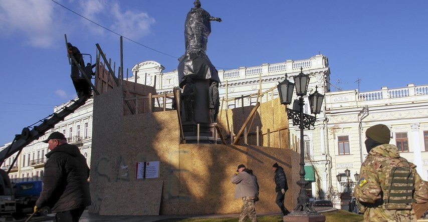 Ukrajinci u Odesi uklonili spomenik posvećen Katarini Velikoj