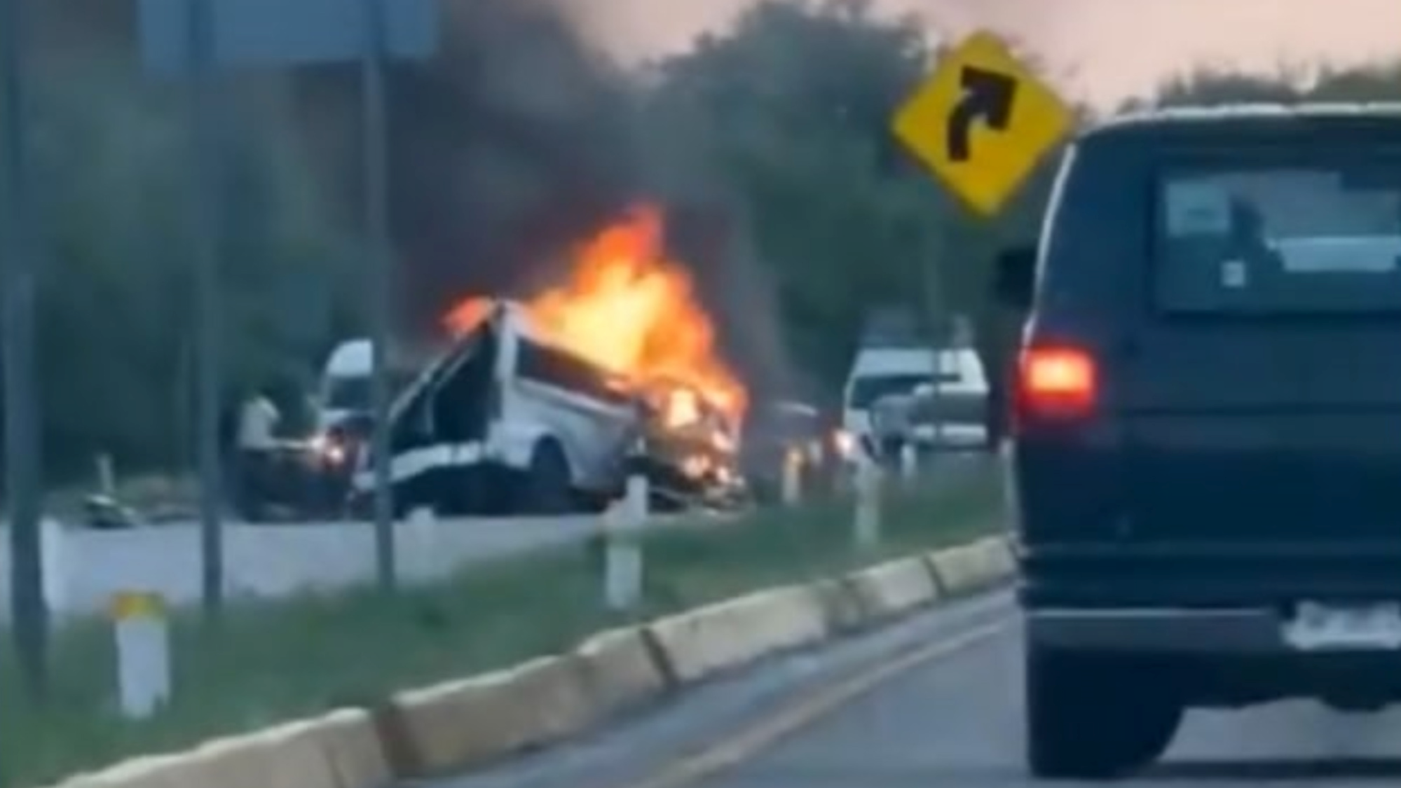 Tragična nesreća na autocesti u Meksiku, minibus se zapalio nakon sudara. 15 mrtvih