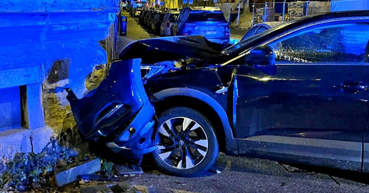 U centru Zagreba srušio semafor i zabio se u zgradu, teško ozlijedio Nepalca