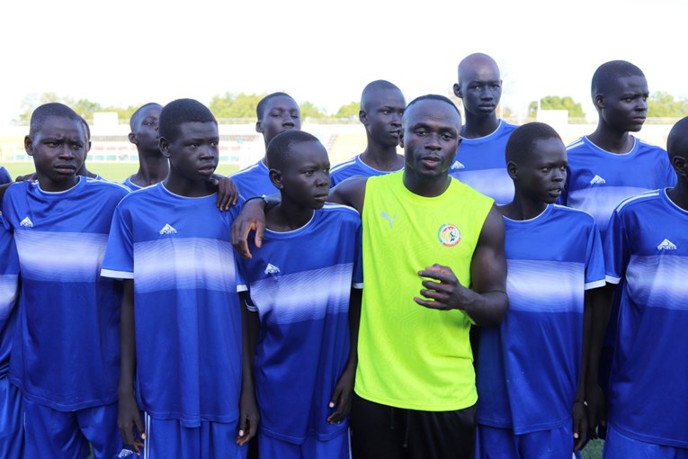 Otišao je iz sela i zaradio milijune. Vratio se izgraditi bolnicu, školu i poštu
