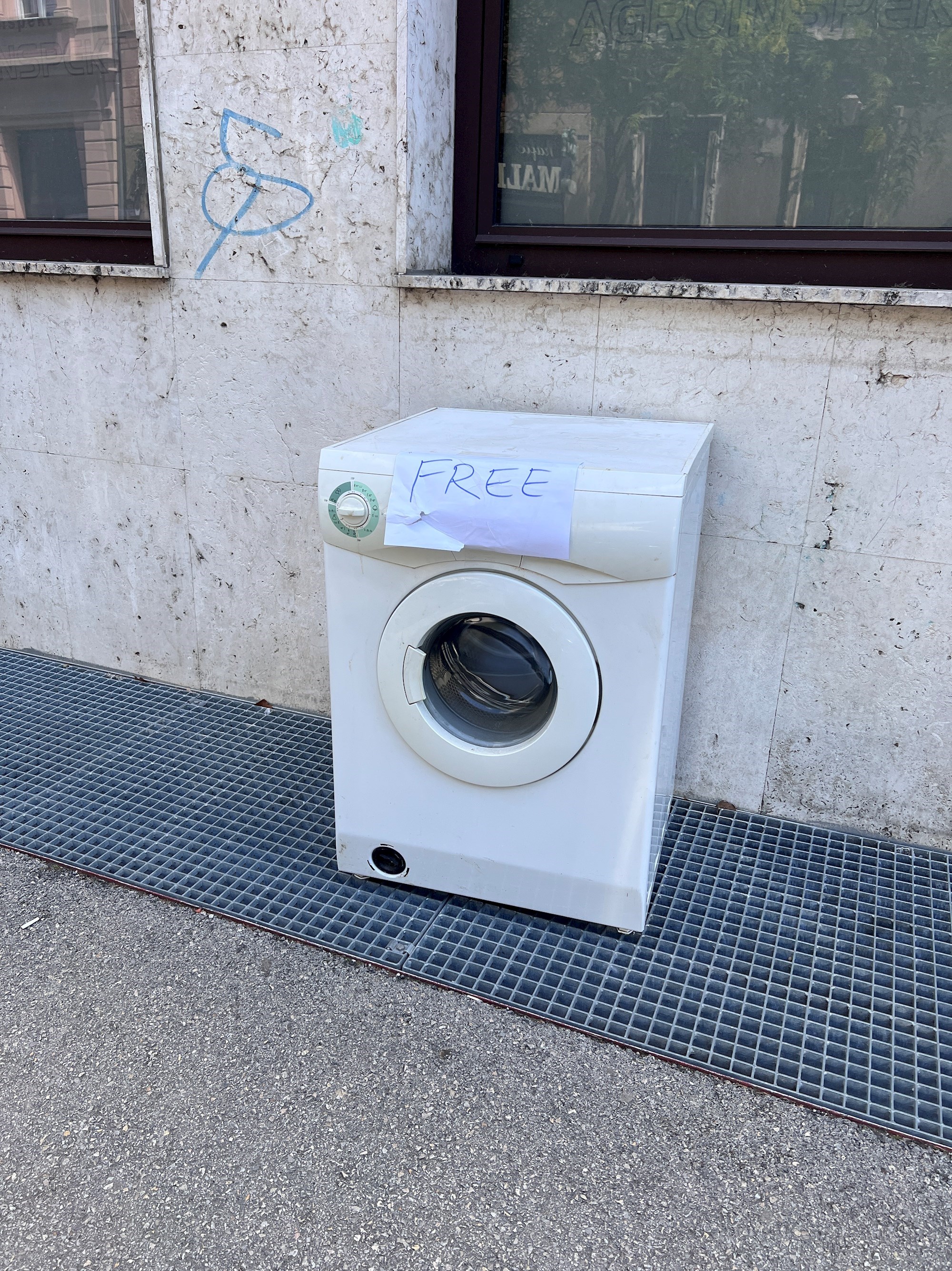 Netko je na ulici u centru Zagreba ostavio perilicu rublja