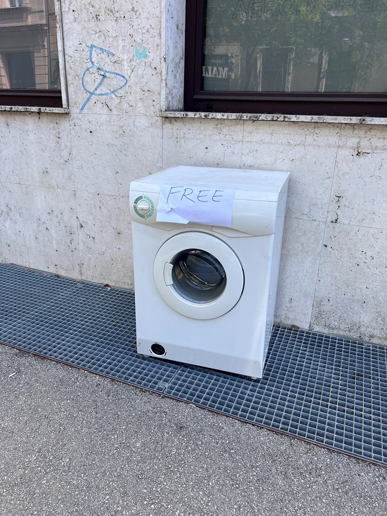 Netko je na ulici u centru Zagreba ostavio perilicu rublja