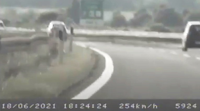 VIDEO Mladić u maminom BMW-u jurio autocestom 254 na sat, ulovili ga presretači