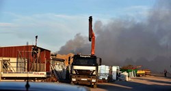 VIDEO Požar na istoku Zagreba, dizao se crni dim. Zapalio se deponij guma