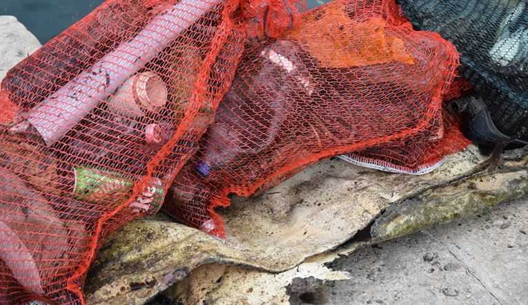 U dubrovačkoj luci organizirano čišćenje mora, izvučena natprosječna količina otpada