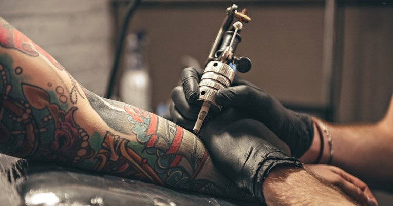 EU zabranjuje određene štetne kemikalije koje se nalaze u tinti za tetoviranje