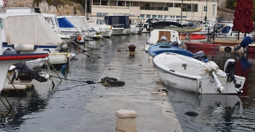VIDEO Dijelovi Dalmacije potopljeni, vjetar i dalje divlja. Stižu novi problemi