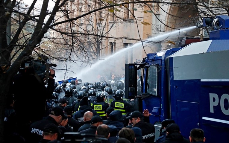Gruzijska policija hapsila aktiviste i vodenim topovima tjerala prosvjednike