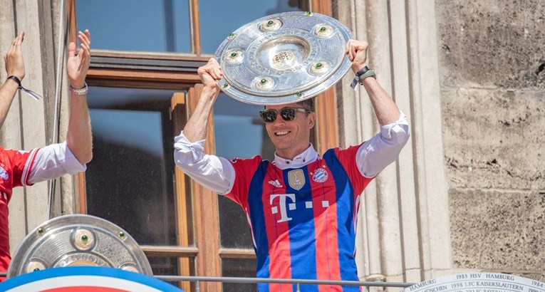 Svi su na proslavi Bayernove titule nosili iste dresove osim Lewandowskog