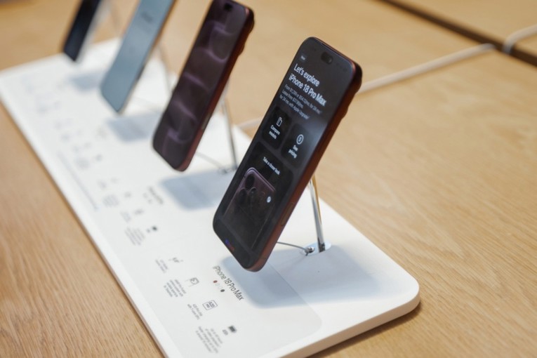 Globalne isporuke mobitela oštro pale