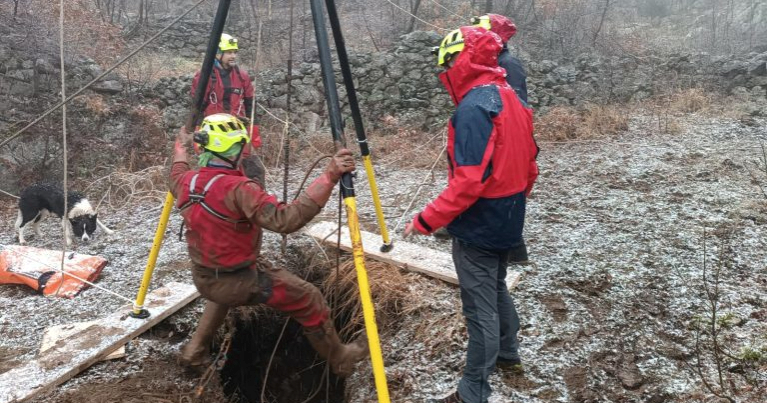 HGSS Split spasio tele koje je upalo u jamu kod Sinja. Sedam sati trajala je akcija