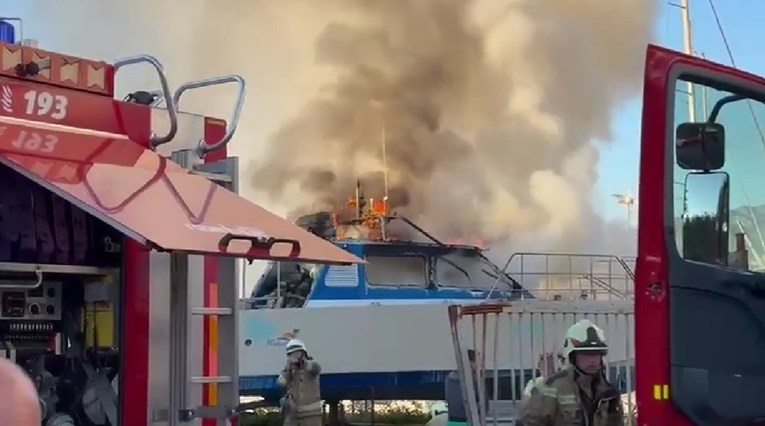 VIDEO Požar u splitskoj luci, gorjela brodica