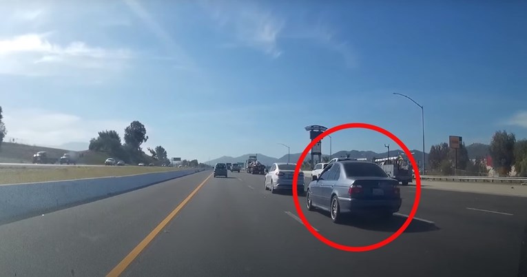 VIDEO Nestrpljivi vozač BMW-a mijenjao trake, a onda završio u ogradi