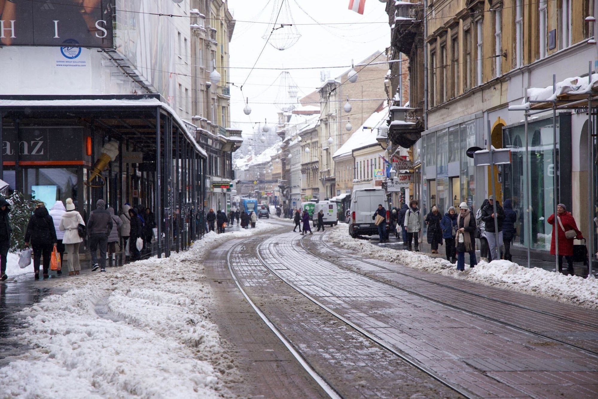 U Zagrebu snijeg kakav nije dugo viđen. U Kninu zapeo vlak, putnici čekali 12 sati