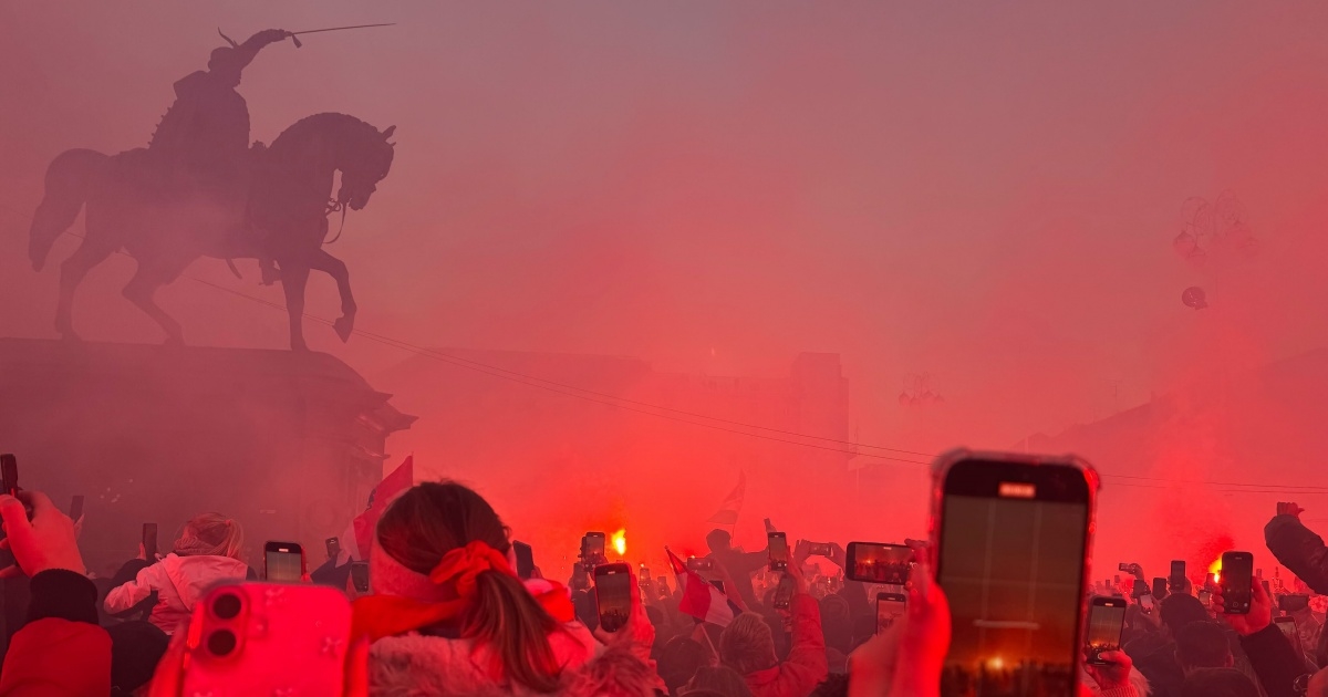 FOTO Vatrena atmosfera na dočeku rukometaša, zrak crven od dima baklji