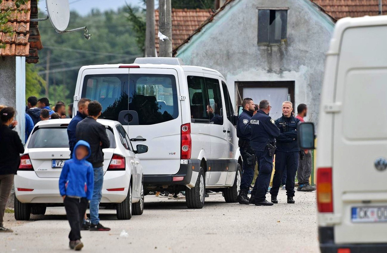 Divljački napad na policiju u romskom naselju u Međimurju. Policajac teško ozlijeđen