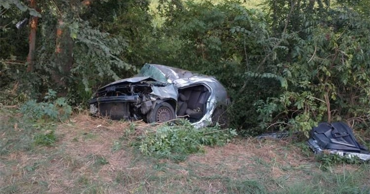 Mladić (22) poginuo kod Šarengrada. Sletio u kanal, auto odbačen na krošnju stabla