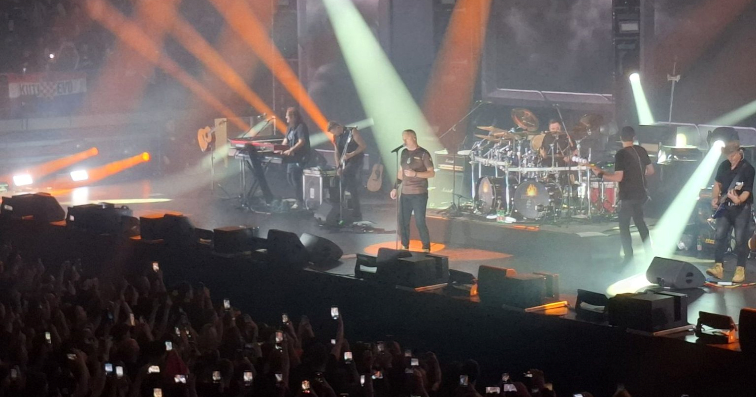 FOTO Thompson u Osijeku: Zbog baklje prekinuo pjesmu, poveo Čavoglave uz "Za dom"