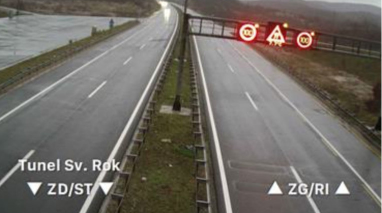 Obilna kiša stvara probleme u prometu. Ima vode na cestama, mogući i odroni