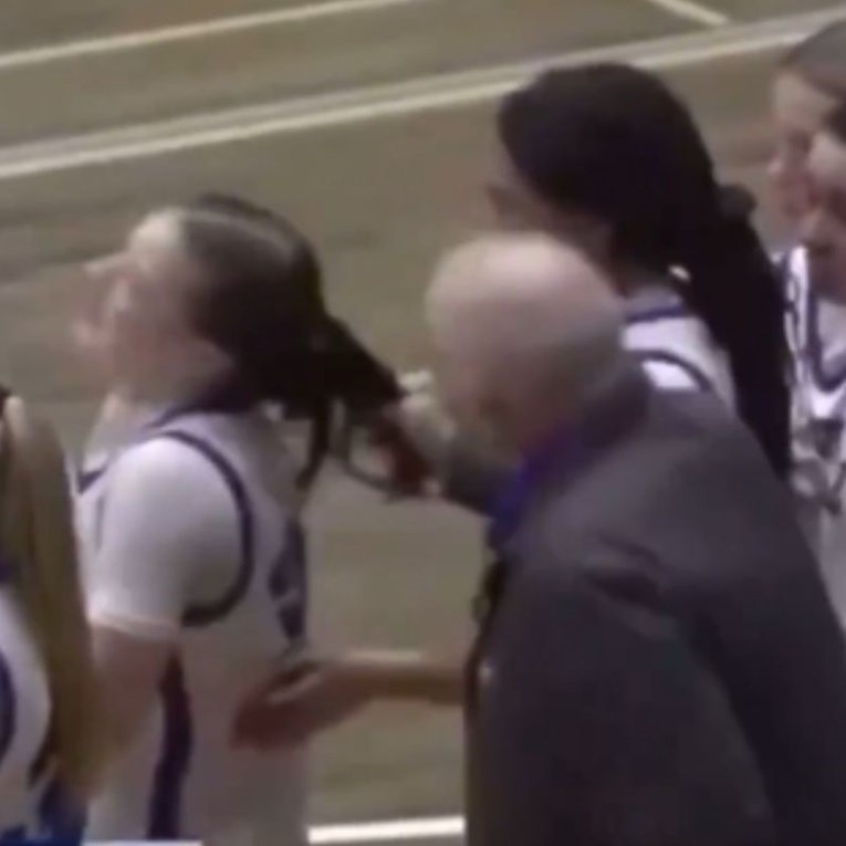 VIDEO Trener povukao igračicu za kosu. Dobio je otkaz