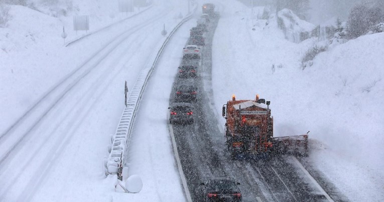 U dijelovima zemlje palo i do 40 cm snijega. Stiže ga još, evo kada