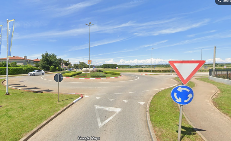 Pijani Slovenac razvalio kružni tok u Umagu, suvozačica vrijeđala policiju