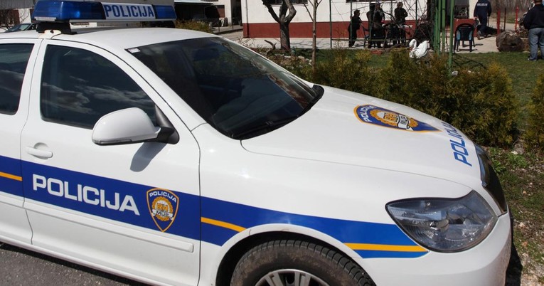 Muškarac u Gospiću prijetio da će se zapaliti benzinom