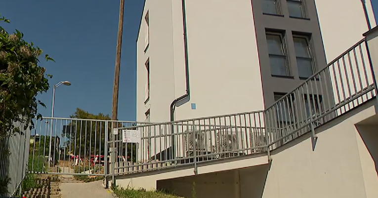 U Sesvetama ogradom blokiran put do glavne ceste