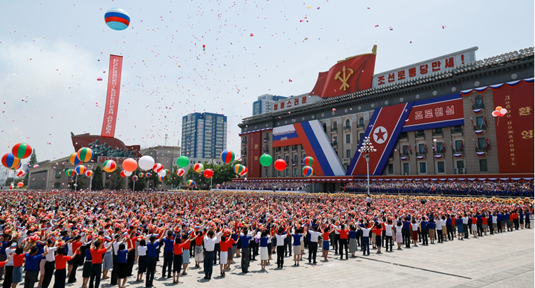  Pogledajte kako je Putin dočekan: Konjanici, djeca s balonima, golemi portreti...