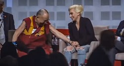 Osvanula snimka na kojoj Dalaj Lama neprimjereno dodiruje Lady Gagu