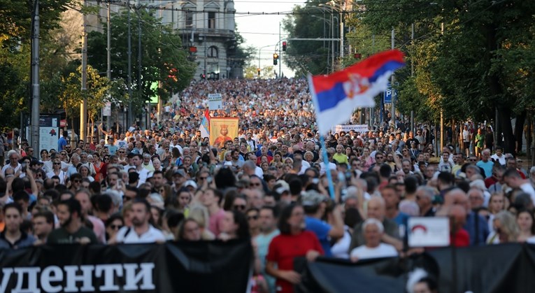 Beograđani opet izašli na ulice. Zahtijevali Vulinovu smjenu i blokirali autocestu