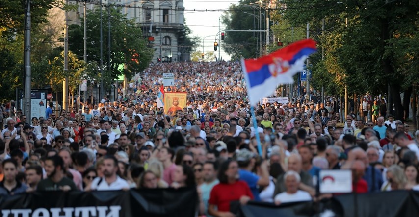 Beograđani opet izašli na ulice. Zahtijevali Vulinovu smjenu i blokirali autocestu
