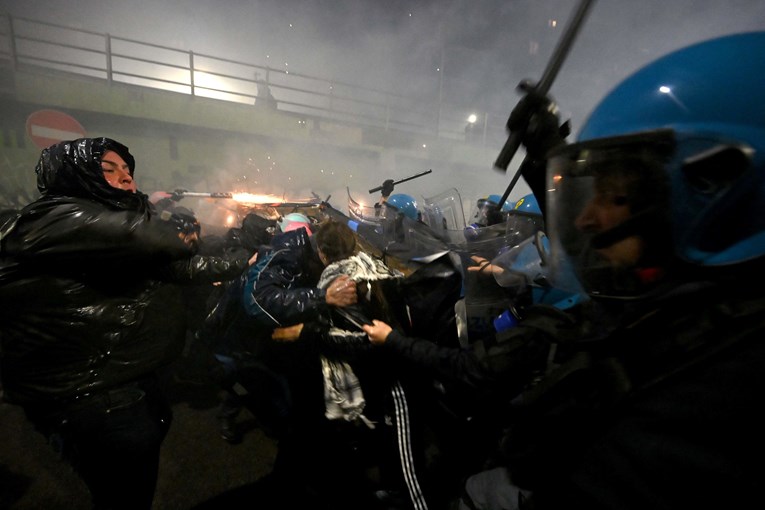 VIDEO Žestoki prosvjedi protiv ZOI u Milanu. Ljevičari se tukli s policijom