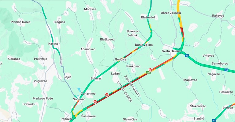 Kamion se zabio u ogradu na A4 i prevrnuo se. Stvorila se velika kolona