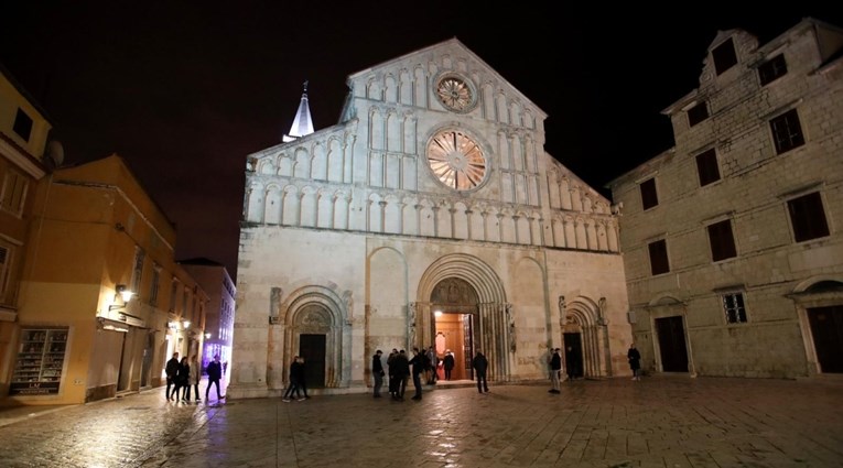 U Zadru strancima naplaćuju ulaz u katedralu 3 eura, paljenje svijeće 50 centi