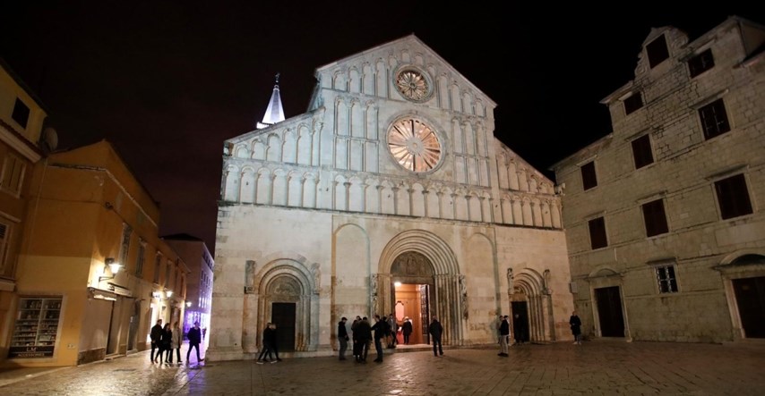 U Zadru strancima naplaćuju ulaz u katedralu 3 eura, paljenje svijeće 50 centi