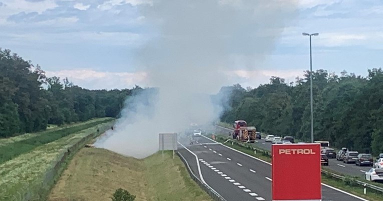 Zapalio se auto na autocesti A1 kod odmorišta Desinec, nastala kolona