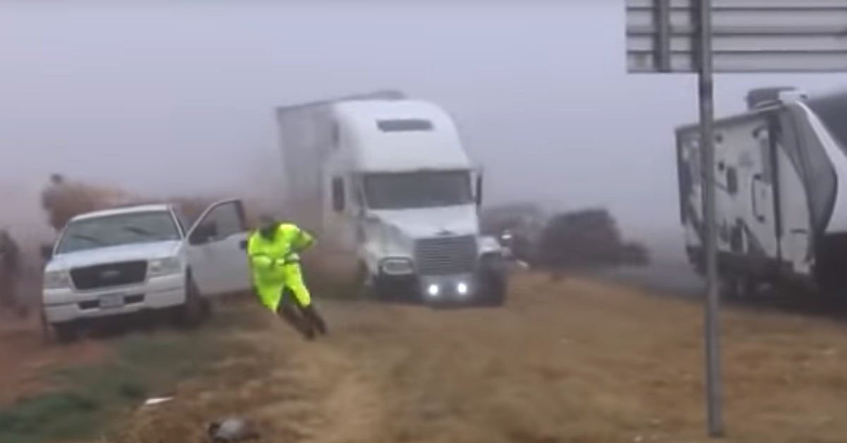 VIDEO Šleper izgubio kontrolu pa pomeo sve ispred sebe, ljudi preživjeli