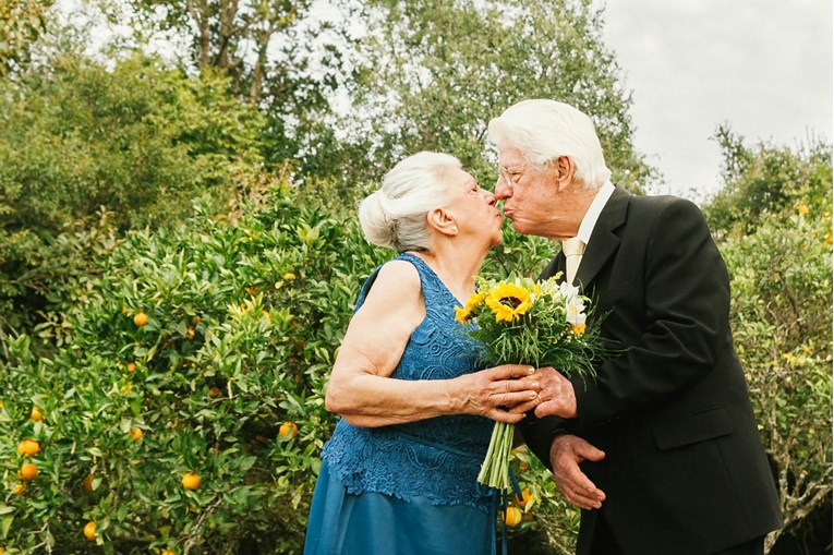 Studije: Muškarci koji i nakon mnogo godina braka vole svoje žene njeguju 5 navika