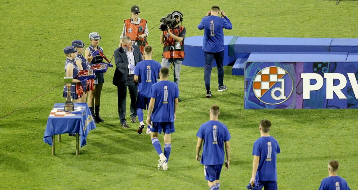 Pogledajte kako je Šuker dijelio medalje dinamovcima poštujući mjere zbog korone