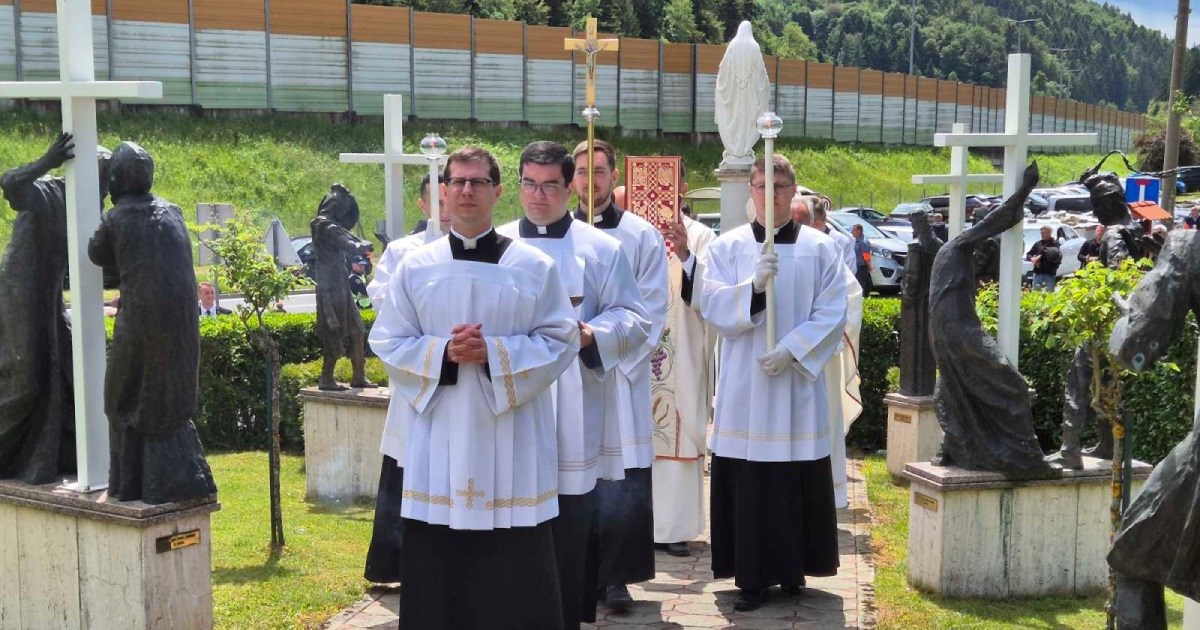 Mons. Križić u Maclju: Mjesta zločina moraju biti mjesta praštanja, a ne mržnje