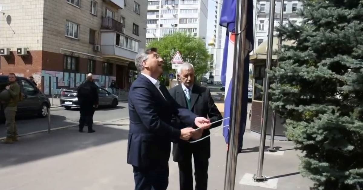 VIDEO Plenković u Kijevu podigao hrvatsku zastavu pred našom ambasadom