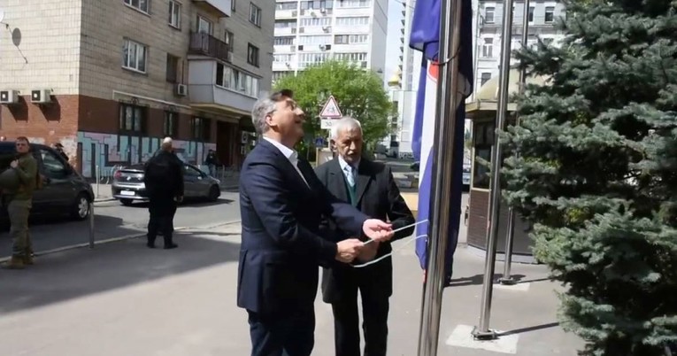 VIDEO Plenković u Kijevu podigao hrvatsku zastavu pred našom ambasadom