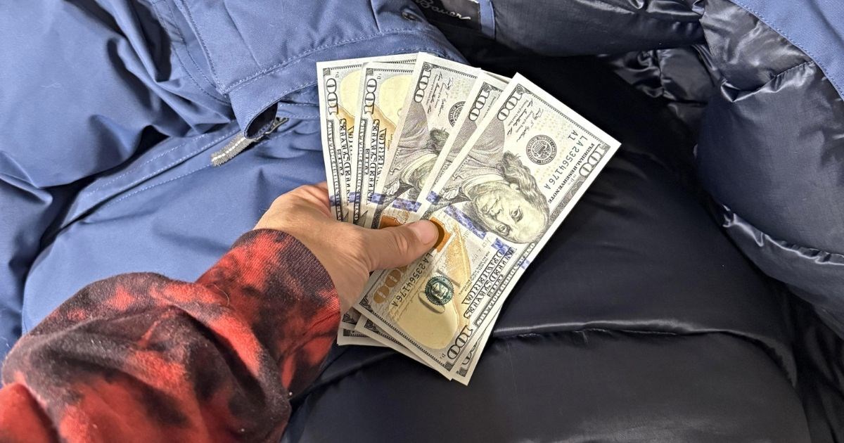 Kupio jaknu u second-handu, u džepu pronašao 500 dolara