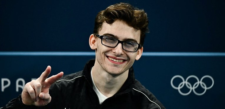 Ovo je stvarni Clark Kent. Skinuo naočale, postao Superman i osvojio medalju