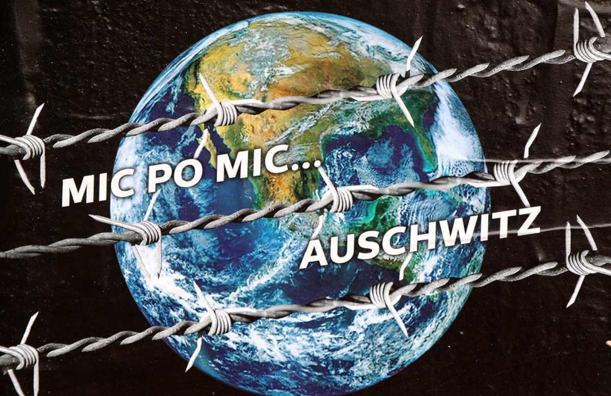 VIDEO Šibenik oblijepljen antivakserskim plakatima: "Mic po mic Auschwitz"