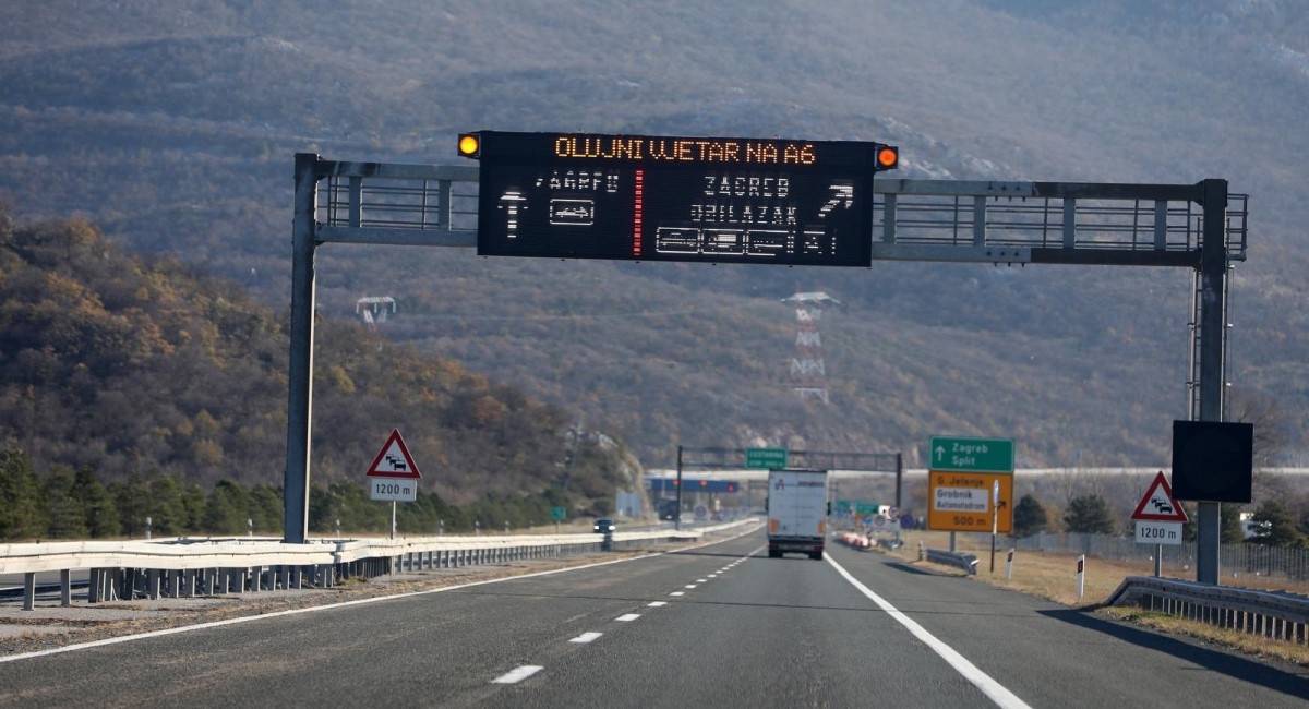 Zbog olujnog vjetra zatvorena autocesta kod Svetog Roka, problemi duž obale