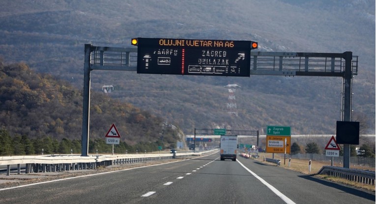 Zbog olujnog vjetra zatvorena autocesta kod Svetog Roka, problemi duž obale