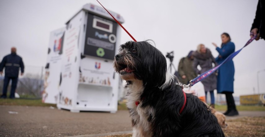 U Banjoj Luci postavljen automat koji u zamjenu za reciklažu izbacuje hranu za pse