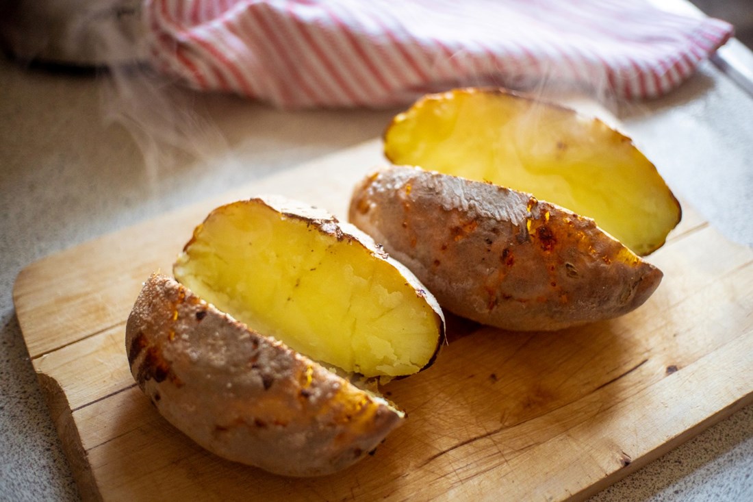 Trik za najhrskaviju koru pečenog krumpira, pecite ga na ovoj temperaturi